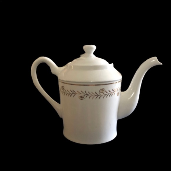 Martha Stewart Porcelain Vintage Tea Pot .Pattern is Golden Wreath . - Picture 3 of 3